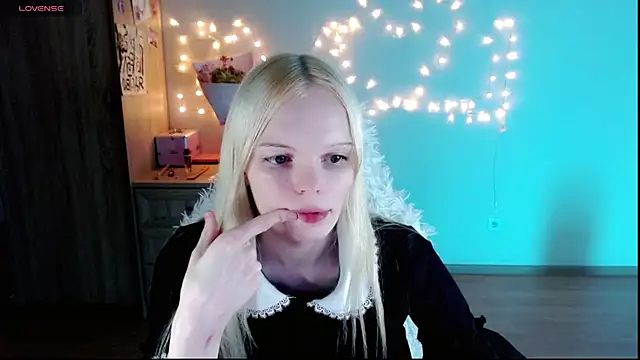 Snapshot of Emily_Nyaffee chatting on March 3, 2025, 6:35 pm Emily Nyaffee online show from March 3, 2025, 6:35 pm