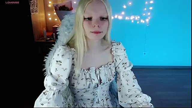 Snapshot of Emily_Nyaffee chatting on March 19, 2025, 10:31 pm Emily Nyaffee online show from March 19, 2025, 10:31 pm