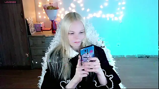 Snapshot of Emily_Nyaffee chatting on March 2, 2025, 11:50 pm Emily Nyaffee online show from March 2, 2025, 11:50 pm