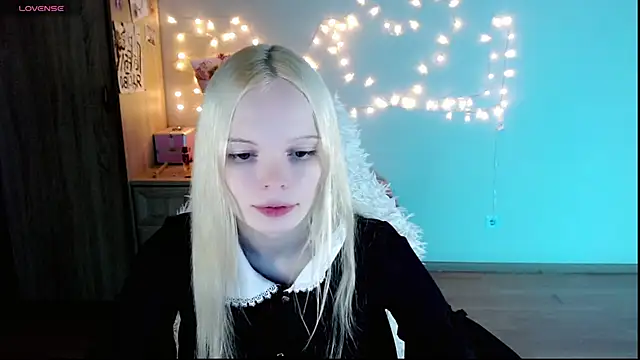 Snapshot of Emily_Nyaffee chatting on March 4, 2025, 11:22 pm Emily Nyaffee online show from March 4, 2025, 11:22 pm