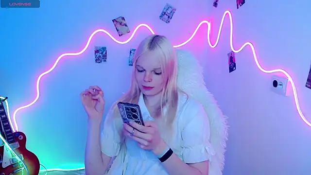 Snapshot of Emily_Nyaffee chatting on October 19, 2025, 5:05 pm Emily Nyaffee online show from October 19, 2025, 5:05 pm