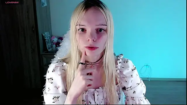 Snapshot of Emily_Nyaffee chatting on February 8, 2025, 11:24 pm Emily Nyaffee online show from February 8, 2025, 11:24 pm