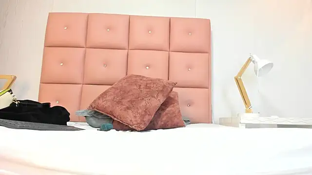 Snapshot of lhiamfit chatting on December 3, 2025, 1:43 pm lhiamfit online show from December 3, 2025, 1:43 pm