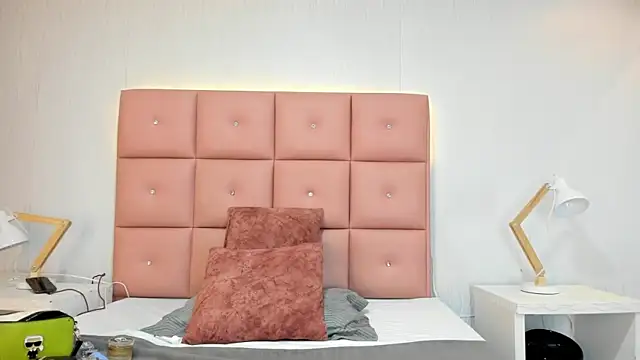 Snapshot of lhiamfit chatting on December 4, 2025, 3:55 pm lhiamfit online show from December 4, 2025, 3:55 pm