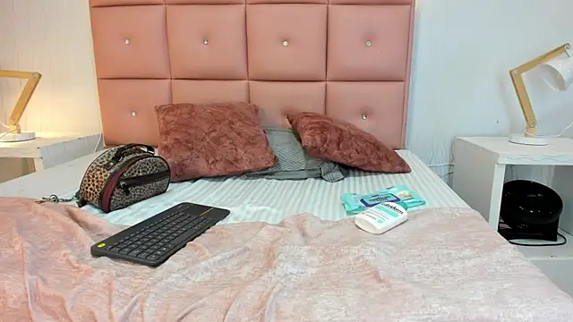 Snapshot of lhiamfit chatting on November 7, 2025, 2:54 pm lhiamfit online show from November 7, 2025, 2:54 pm