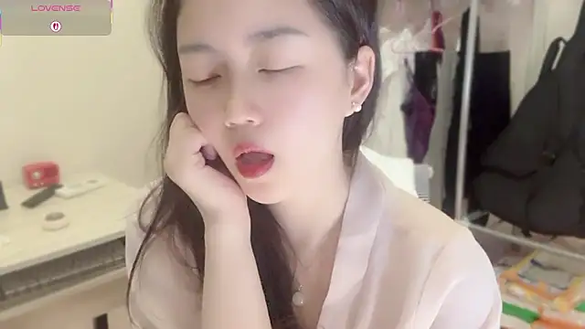 Snapshot of A-xena chatting on November 18, 2025, 2:27 am A-xena online show from November 18, 2025, 2:27 am