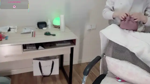 Snapshot of A-xena chatting on December 5, 2025, 2:54 am A-xena online show from December 5, 2025, 2:54 am