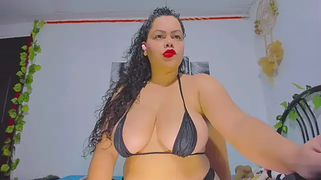 Alhelqueen online show from April 12, 2026, 9:40 pm