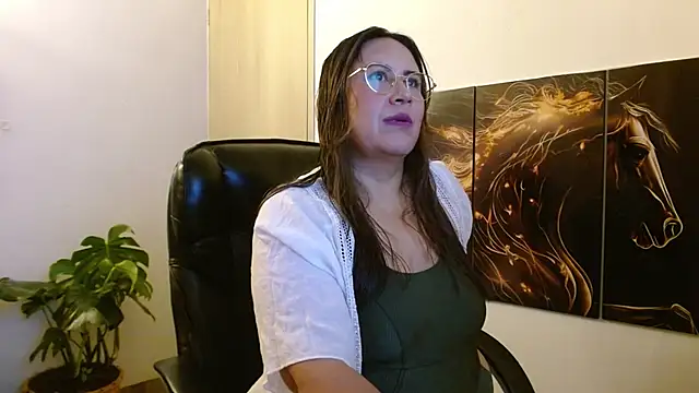 amalia brunette online show from April 14, 2026, 11:21 pm