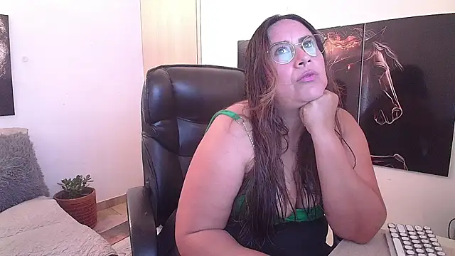 amalia brunette online show from July 17, 2026, 7:33 pm