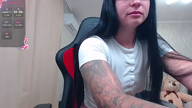 JuicyJess online show from July 3, 2026, 7:53 pm