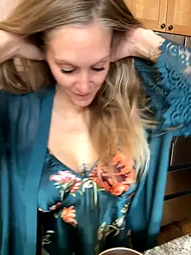 Snapshot of ItsDanniG chatting on November 6, 2025, 5:28 pm ItsDanniG online show from November 6, 2025, 5:28 pm