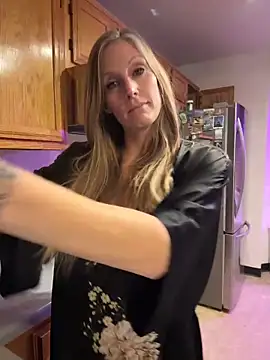 Snapshot of ItsDanniG chatting on November 21, 2025, 2:10 am ItsDanniG online show from November 21, 2025, 2:10 am