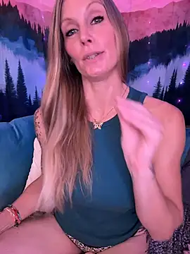 Snapshot of ItsDanniG chatting on November 15, 2025, 8:57 pm ItsDanniG online show from November 15, 2025, 8:57 pm