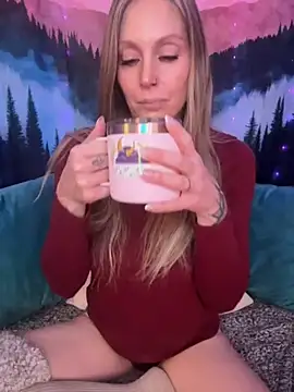 Snapshot of ItsDanniG chatting on November 10, 2025, 6:13 pm ItsDanniG online show from November 10, 2025, 6:13 pm