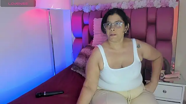 Snapshot of desire_matture chatting on February 24, 2025, 7:52 pm desire matture online show from February 24, 2025, 7:52 pm