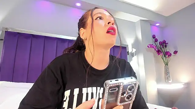 Snapshot of SaraRiley chatting on November 8, 2025, 11:19 pm SaraRiley online show from November 8, 2025, 11:19 pm