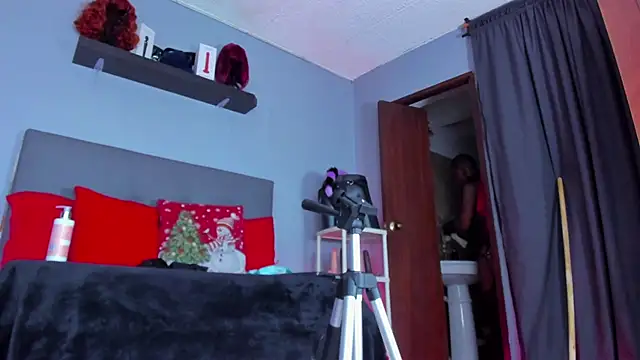 Coco Kiss online show from December 13, 2025, 8:04 pm