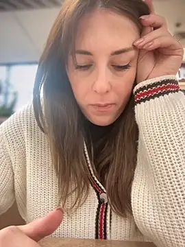 Snapshot of MommmyYummy chatting on October 8, 2025, 11:01 am MommmyYummy online show from October 8, 2025, 11:01 am