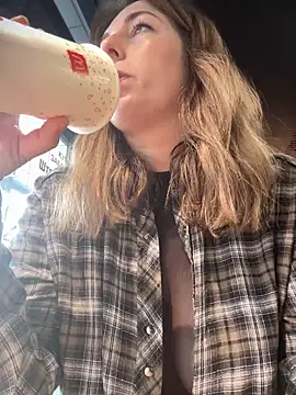 Snapshot of MommmyYummy chatting on March 13, 2025, 9:10 am MommmyYummy online show from March 13, 2025, 9:10 am