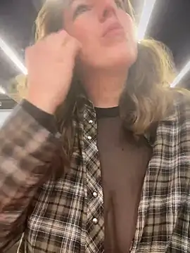 Snapshot of MommmyYummy chatting on February 6, 2025, 5:09 pm MommmyYummy online show from February 6, 2025, 5:09 pm