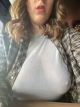 Snapshot of MommmyYummy chatting on February 10, 2025, 9:36 am MommmyYummy online show from February 10, 2025, 9:36 am