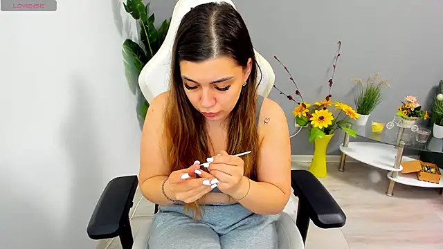 Snapshot of EveEvian chatting on June 3, 2026, 7:29 pm EveEvian online show from June 3, 2026, 7:29 pm