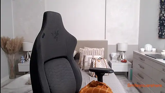 Smileyouarehere online show from September 28, 2025, 3:13 am