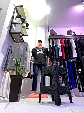 Snapshot of kim_monti chatting on December 19, 2025, 9:28 pm kim monti online show from December 19, 2025, 9:28 pm