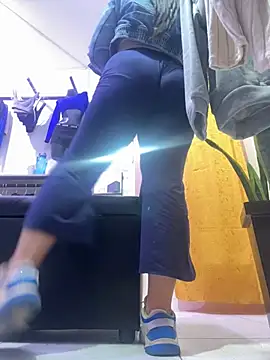 Snapshot of kim_monti chatting on January 17, 2026, 9:07 pm kim monti online show from January 17, 2026, 9:07 pm