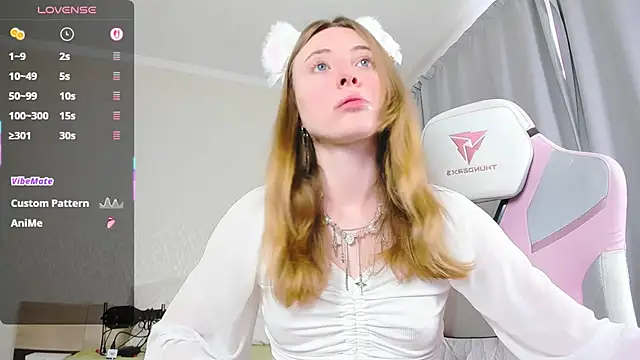 Snapshot of Cowell_Adelina chatting on October 18, 2025, 10:06 am Cowell Adelina online show from October 18, 2025, 10:06 am