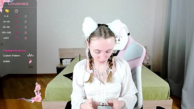 Snapshot of Cowell_Adelina chatting on September 15, 2025, 9:32 am Cowell Adelina online show from September 15, 2025, 9:32 am