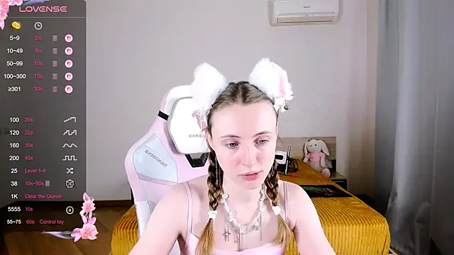 Snapshot of Cowell_Adelina chatting on September 20, 2025, 9:47 am Cowell Adelina online show from September 20, 2025, 9:47 am