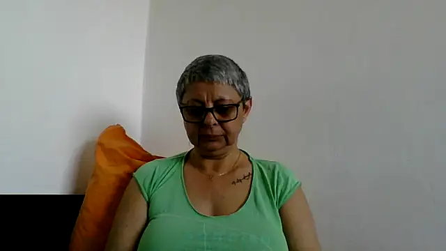 roseblak42 online show from May 18, 2026, 9:58 am