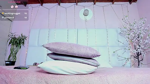 kiana cream online show from March 20, 2025, 2:42 pm