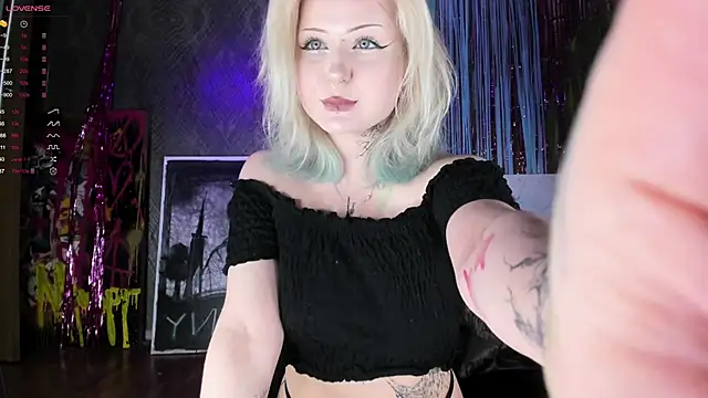 Snapshot of little_grinch666 chatting on December 25, 2024, 3:38 pm little grinch666 online show from December 25, 2024, 3:38 pm