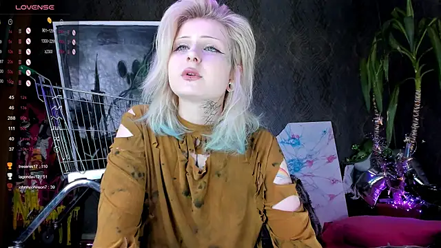 Snapshot of little_grinch666 chatting on January 22, 2025, 1:53 am little grinch666 online show from January 22, 2025, 1:53 am