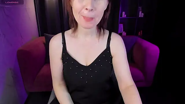 ZoeEast online show from December 20, 2024, 1:33 pm