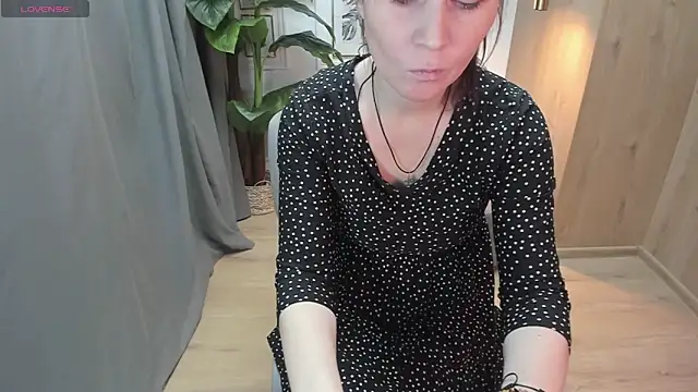 ZoeEast online show from December 12, 2024, 2:11 pm