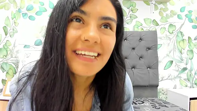 atilanadiaz7 online show from March 18, 2025, 7:44 pm