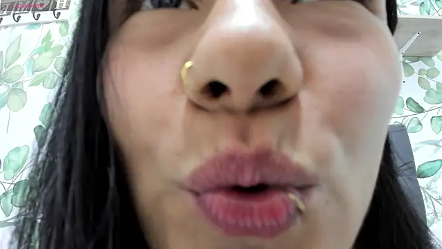 atilanadiaz7 online show from October 6, 2025, 3:57 pm