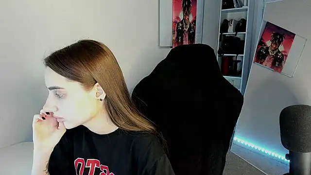 Snapshot of __SilviaAbby__ chatting on February 6, 2025, 12:59 pm   SilviaAbby   online show from February 6, 2025, 12:59 pm