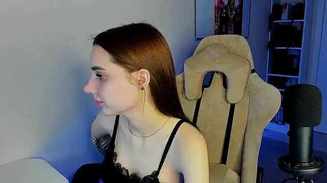 Snapshot of __SilviaAbby__ chatting on March 5, 2025, 9:04 pm   SilviaAbby   online show from March 5, 2025, 9:04 pm