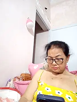 Hotestlove online show from April 13, 2026, 1:59 pm