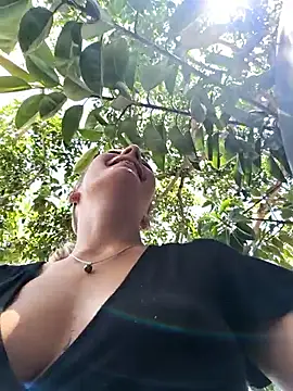 Snapshot of emma4xxx chatting on March 5, 2026, 9:22 pm emma4xxx online show from March 5, 2026, 9:22 pm