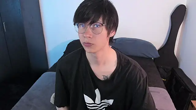Snapshot of Aventure_Twinks chatting on April 17, 2026, 9:28 pm Aventure Twinks online show from April 17, 2026, 9:28 pm