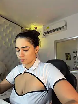 Snapshot of ZarahEvans chatting on May 14, 2026, 8:50 pm ZarahEvans online show from May 14, 2026, 8:50 pm