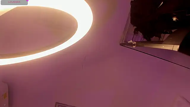 Hilary Smile  online show from November 4, 2025, 7:39 pm