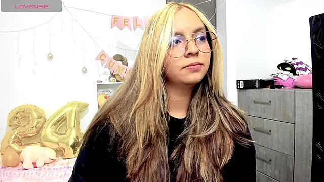 Snapshot of Valery7rose_ chatting on February 23, 2025, 12:19 am Valery7rose online show from February 23, 2025, 12:19 am