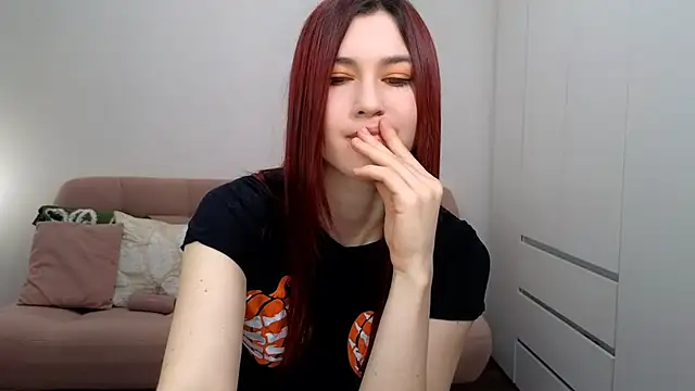 Snapshot of AliciaNewell chatting on October 30, 2025, 6:01 am AliciaNewell online show from October 30, 2025, 6:01 am